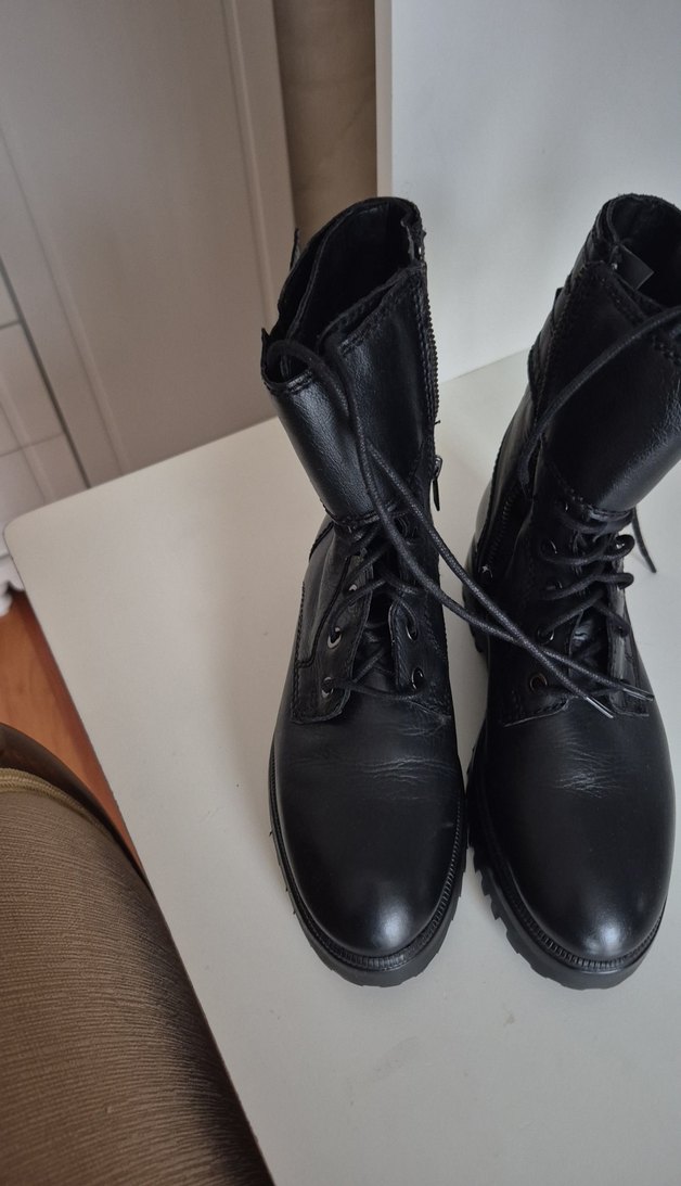 Siyah Bağcıklı  Bot - Görsel 2