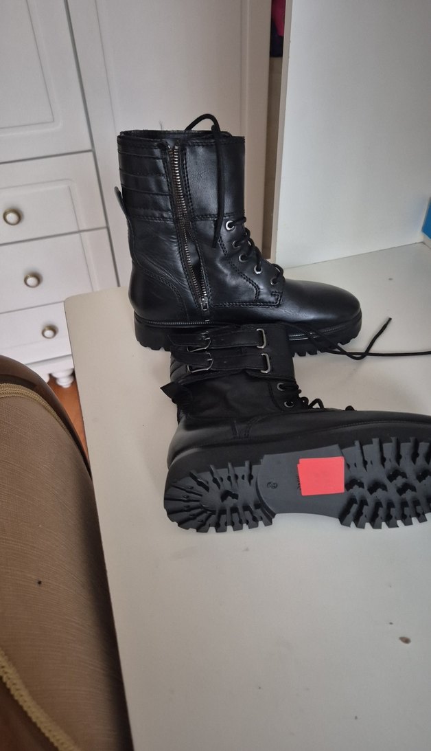 Siyah Bağcıklı  Bot - Görsel 5