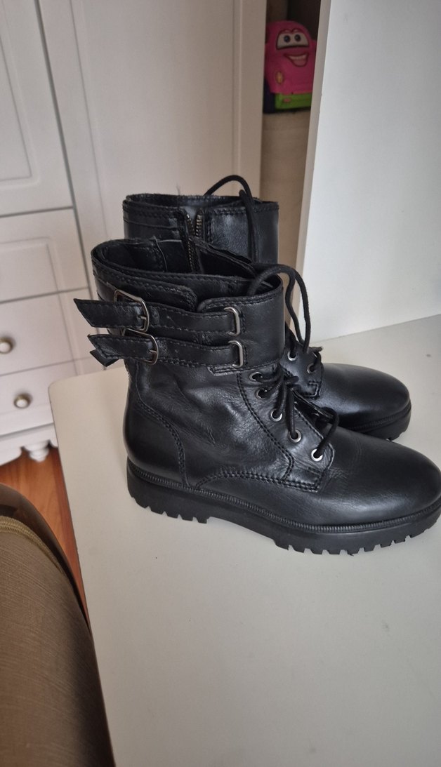 Siyah Bağcıklı  Bot - Görsel 3