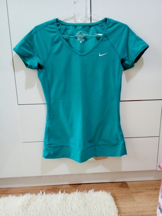 Nike üst