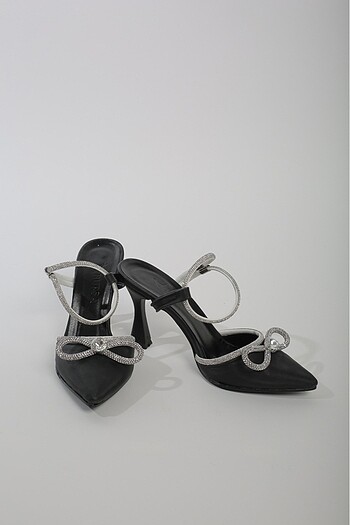 Siyah beyaz taşlı topuklu ayakkabı