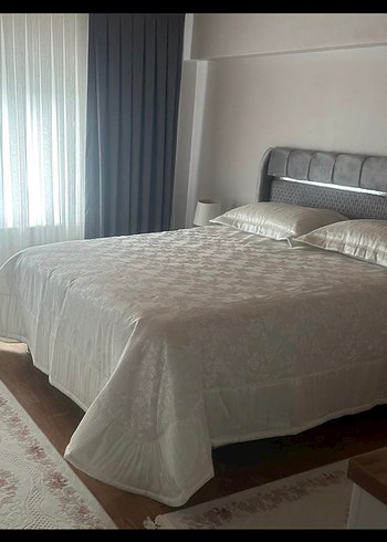 Nakışlı Beyaz Yatak Örtüsü