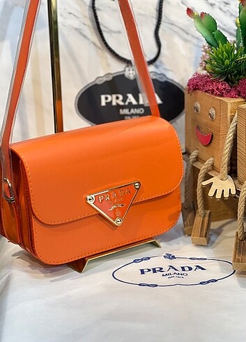 Prada Kol çantası