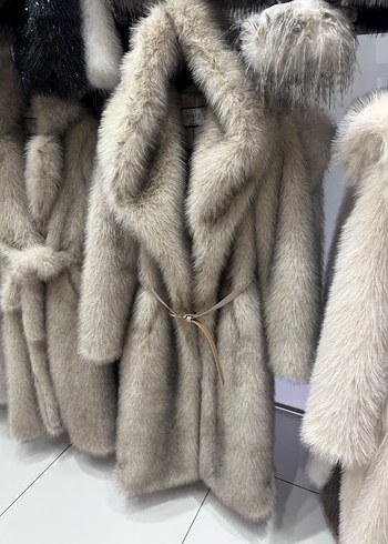 Uzun Kesim bej  Kürk Detaylı Kadın Kaban - Görsel 3