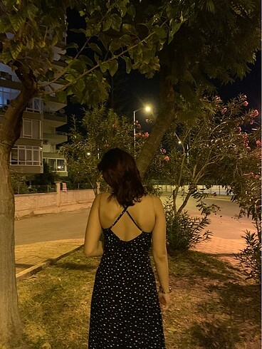 Boyundan askılı sırt dekolteli elbise