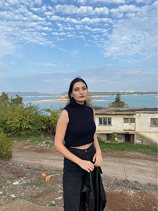 Boğazlı yarım kol triko bluz crop değildiir