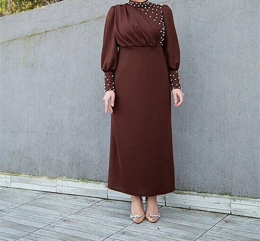 İnci detaylı elbise
