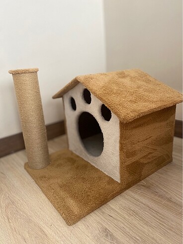 Kedi evi ve mama kabı yanında tarak hediyesi