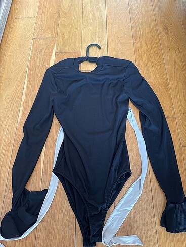 s Beden Bershka sırtı açık şık bodysuit