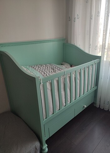 Diğer Çok az kullanılmış yatagiyla birlikte bebek karyolasi