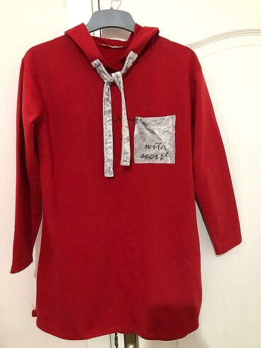 KIRMIZI KAPÜŞONLU SWEATSHİRT