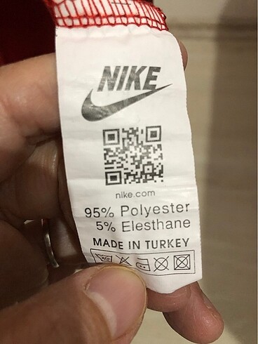 l Beden kırmızı Renk NİKE TİŞÖRT