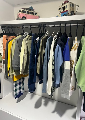 Gri ve Renkli Çocuk Kıyafetleri - Görsel 2