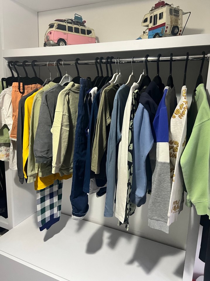 Gri ve Renkli Çocuk Kıyafetleri - Görsel 2