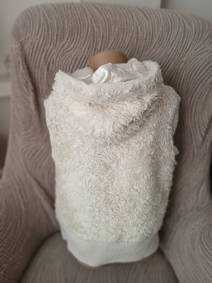 Kız Çocuk Bej Kürklü Kapüşonlu Yelek - Görsel 2