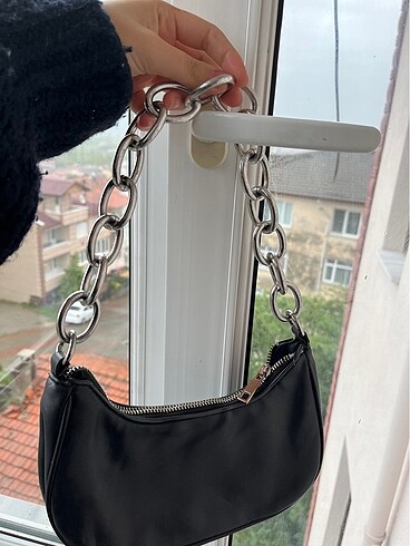 Beden Bershka zincirli çanta