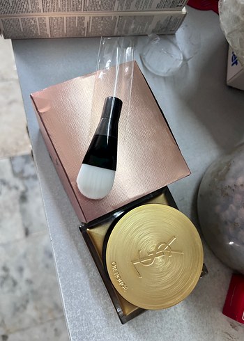 Yves Saint Laurent Parlak Altın Makyaj Ürünü - Görsel 2