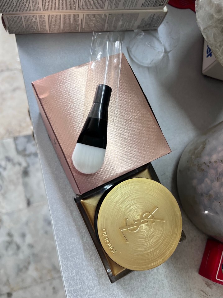 Yves Saint Laurent Parlak Altın Makyaj Ürünü - Görsel 2