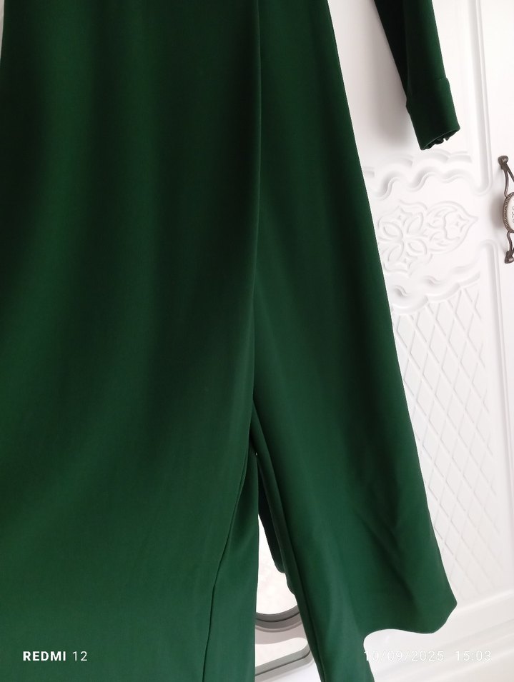 Uzun Kollu, Yüksek Yakalı Yeşil Elbise - Görsel 3