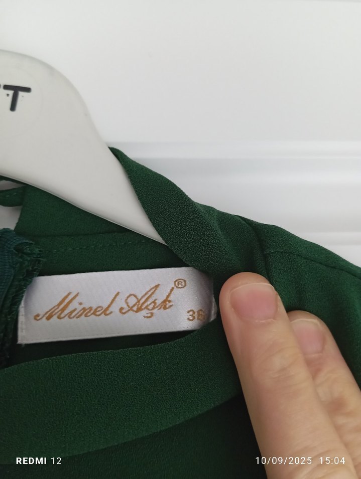 Uzun Kollu, Yüksek Yakalı Yeşil Elbise - Görsel 4