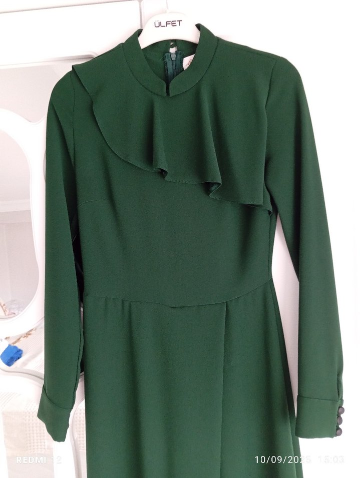 Uzun Kollu, Yüksek Yakalı Yeşil Elbise - Görsel 2