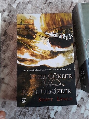 kızıl gökler altında kızıl denizler hırsızlar cumhuriyeti