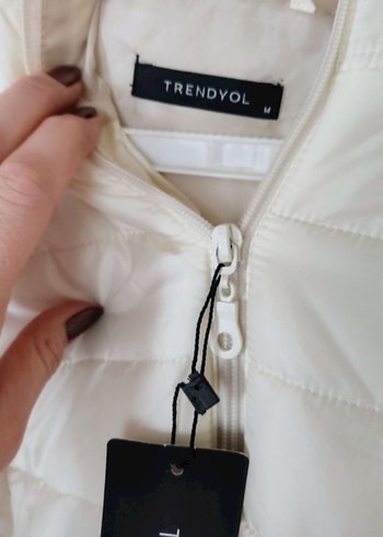 Beyaz Kapüşonlu Fermuarlı Kadın Mont - Görsel 4
