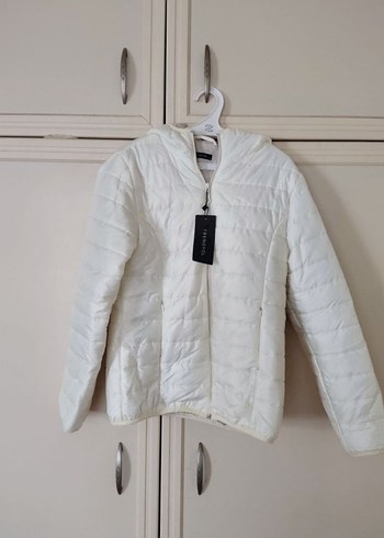 Beyaz Kapüşonlu Fermuarlı Kadın Mont - Görsel 2