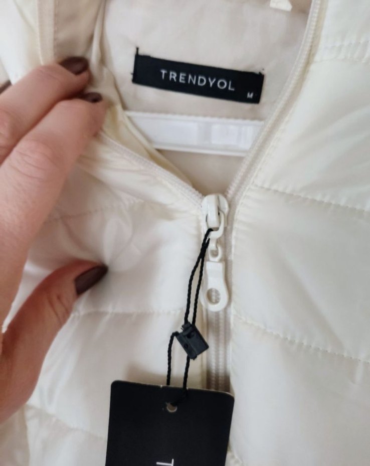 Beyaz Kapüşonlu Fermuarlı Kadın Mont - Görsel 4