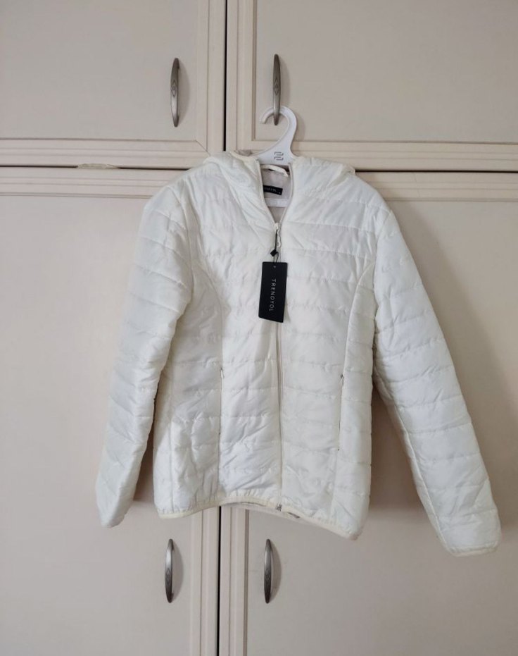 Beyaz Kapüşonlu Fermuarlı Kadın Mont - Görsel 2