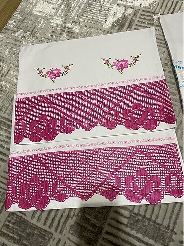 Pembe dantelli yastık kılıfı