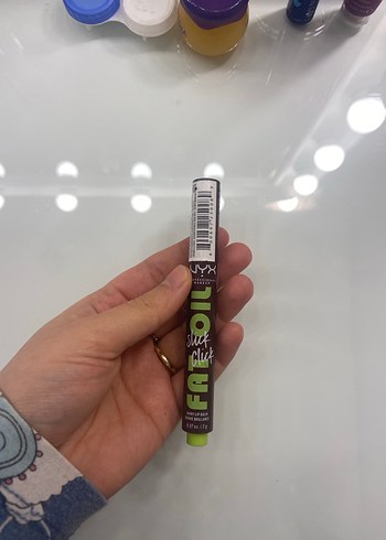 NYX Dark Khaki Renkli Lip Gloss - Görsel 2