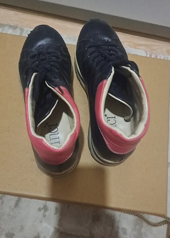 inci Siyah Bağcıklı Kadın Spor Ayakkabı