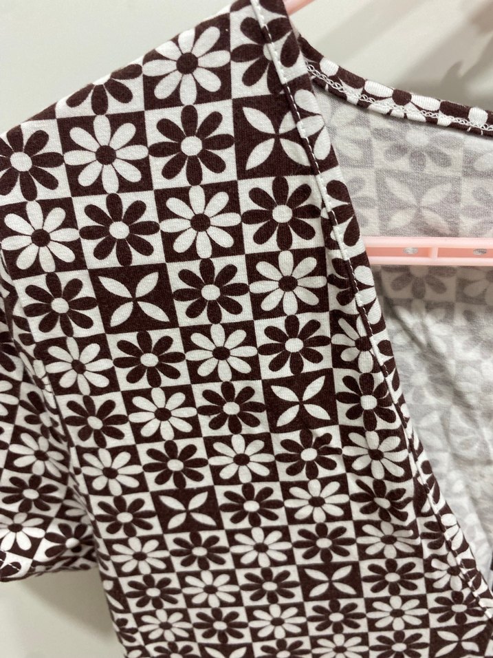 Kısa Kol V Yaka Bağlamalı Desenli Mini Tulum - Görsel 3