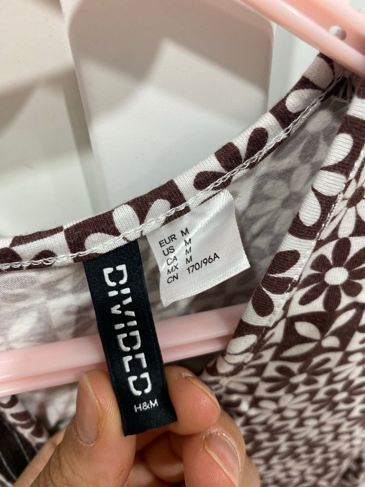 Kısa Kol V Yaka Bağlamalı Desenli Mini Tulum - Görsel 2