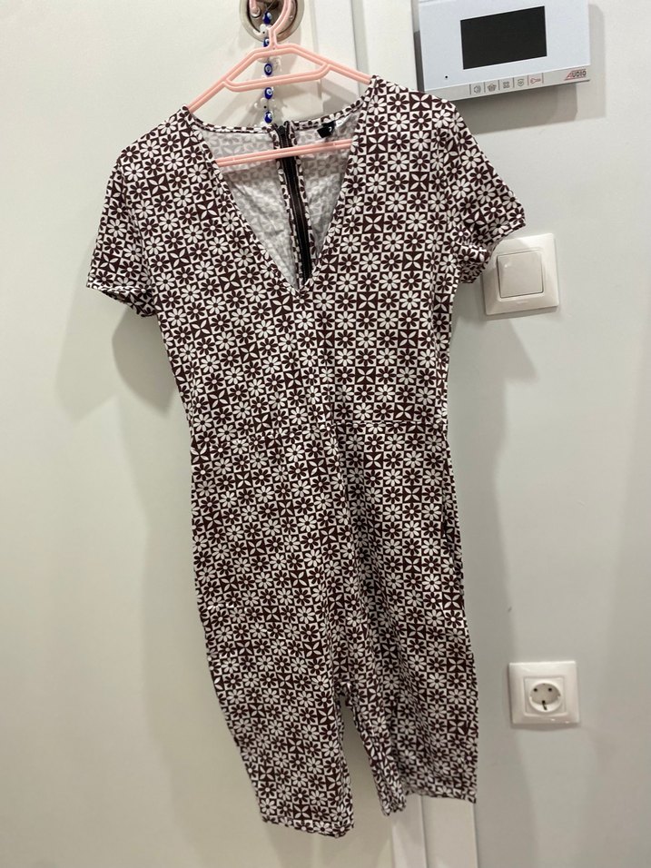 Kısa Kol V Yaka Bağlamalı Desenli Mini Tulum - Görsel 4