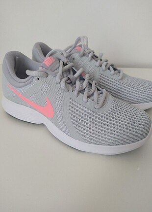 Nike revolution