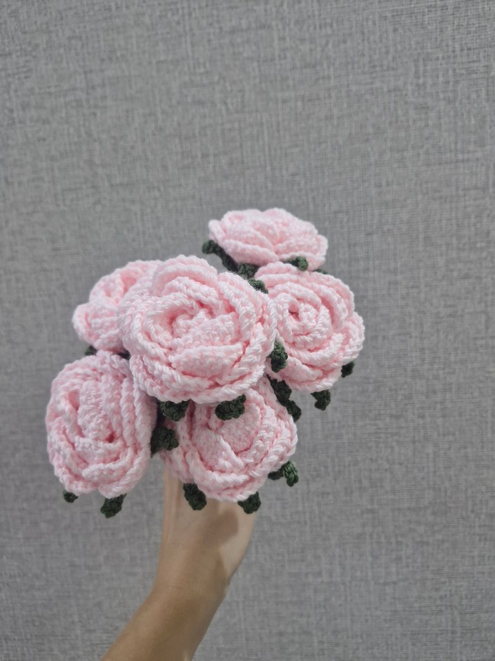 El yapımı pembe örgü çiçek buketi - Görsel 2