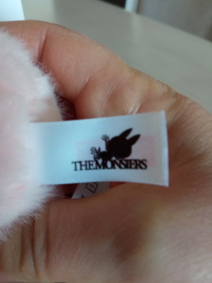 etiketi üstünde labubu - Görsel 4