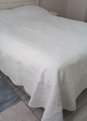  Beden Linens yatak örtüsü 2 adet yastik kılıfı mevcut 260×250
