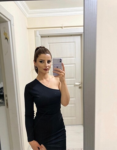Trendyol & Milla Yırtmaçlı kısa siyah elbise tek kol