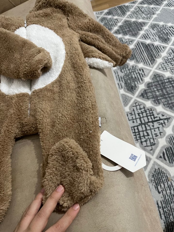 Kahverengi Peluş Bebek Tulumu Beyaz Detaylı - Görsel 3