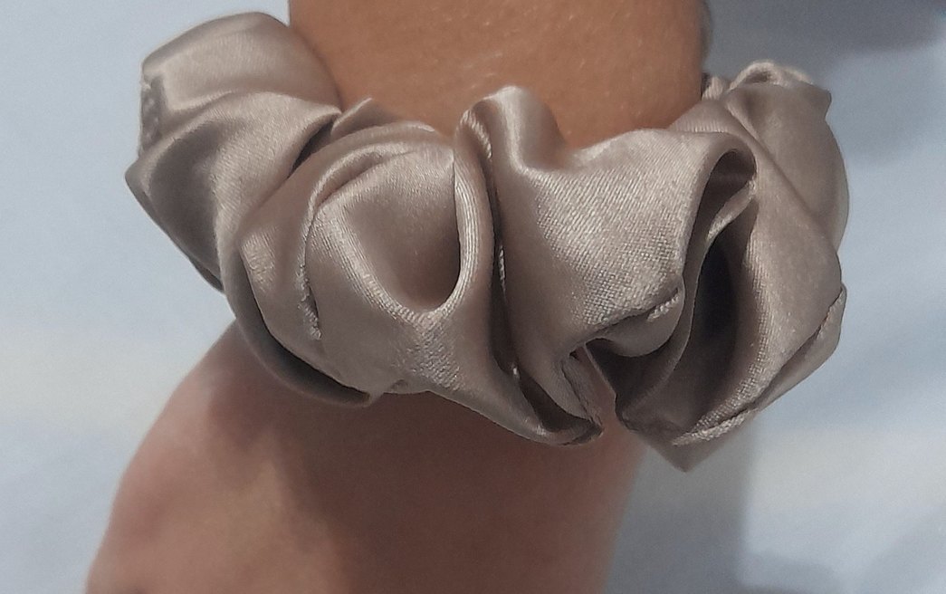 Pembe Fırfırlı Sentetik Kumaş Toka - Görsel 2