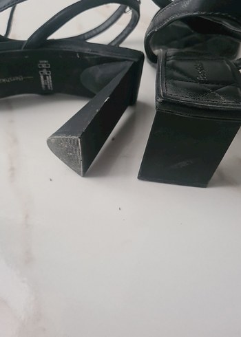 Bershka Siyah Kadın Topuklu Sandalet, Tokalı, Gotik