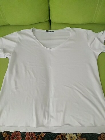 Beyaz v yakali tişört 
