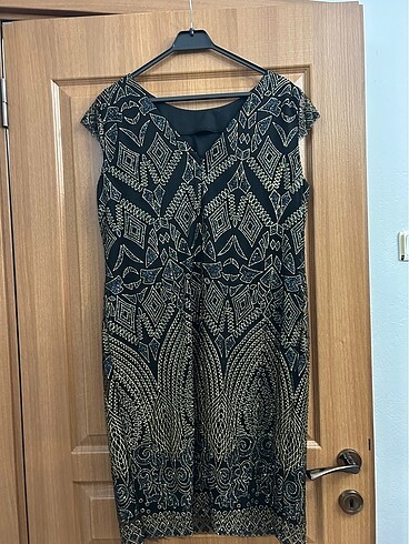 Diğer Renkli altın detaylı siyah gece elbisesi