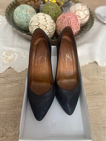 inci Deri detayli stiletto