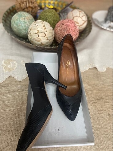 36 Beden Deri detayli stiletto