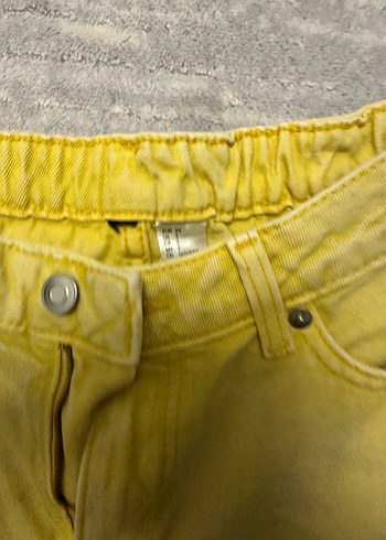 Sarı Düğmeli Mini Denim Şort - Görsel 2