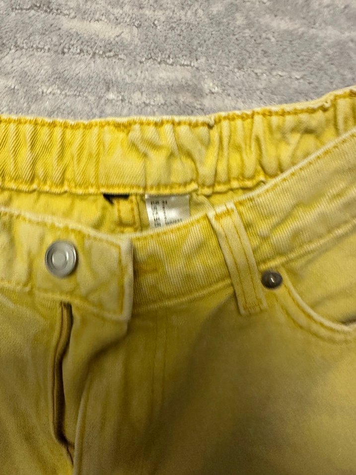 Sarı Düğmeli Mini Denim Şort - Görsel 2